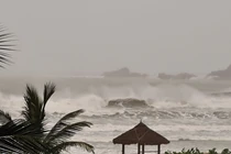 Bão số 9 áp sát, sóng biển cuồn cuộn đánh vào bờ ở Bình Định