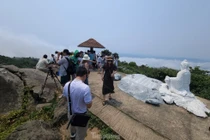 Du khách kéo nhau lên đỉnh Bàn Cờ ngắm Đà Nẵng