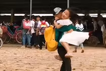 Nhói lòng bố mẹ ly hôn, hai con mừng rỡ gặp lại nhau 