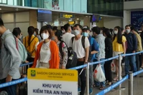 Ngày đầu nghỉ lễ, sân bay Tân Sơn Nhất đông nghịt người
