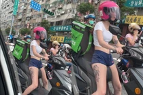 Nữ shipper mặc đồ xẻ trên hở dưới đi giao hàng, dân tình choáng 