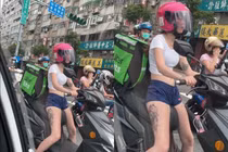 Nữ shipper mặc đồ xẻ trên hở dưới đi giao hàng, dân tình choáng 