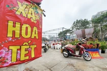 Hà Nội: Tiểu thương đua nhau hạ giá, xả hoa Tết sớm