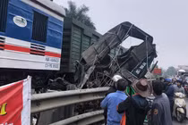 Kinh hãi ô tô băng qua đường sắt không quan sát bị tàu hỏa cán nát