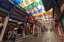 Dịch COVID-19: Nhiều cửa hàng ở làng lụa Vạn Phúc đóng cửa, xả hàng