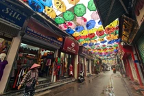 Dịch COVID-19: Nhiều cửa hàng ở làng lụa Vạn Phúc đóng cửa, xả hàng