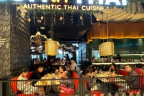 Noel sớm: Hàng ăn uống nườm nượp, khu mua sắm vắng tanh