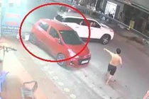 Video: Ôtô lùi ra đường bất cẩn va chạm với xe khác