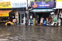 Nhiều tuyến đường bị ngập sau trận mưa lớn ở TP.HCM