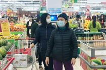 Phòng virus corona, người lớn trẻ nhỏ đeo kín khẩu trang đi siêu thị ở Hà Nội