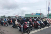 Người dân miền Tây đổ về quê, cửa ngõ qua Long An ùn tắc