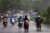 Thời tiết hôm nay: Bắc Bộ mưa giông, Trung Bộ duy trì nắng nóng