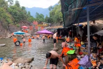 Giới trẻ bỏ phố lên núi tắm suối giải nhiệt