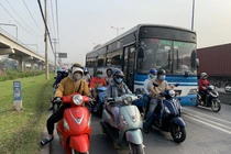 Hàng nghìn xe container ken chặt xe máy, cùng “chôn chân” trên Xa lộ Hà Nội