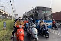 Hàng nghìn xe container ken chặt xe máy, cùng “chôn chân” trên Xa lộ Hà Nội