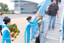 Đoàn khách du lịch quốc tế đầu tiên đến Việt Nam sau 2 năm gián đoạn