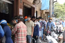 Bánh Trung thu Hà Nội: Chỗ ế ẩm, nơi "tấp nập" xếp hàng dài chờ mua