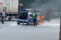 Video: Xế hộp bốc cháy dữ dội khi đang chạy, tài xế bung cửa thoát thân