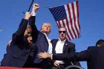 Khoảnh khắc ông Trump ngã xuống sau tiếng súng nổ ở nơi tranh cử