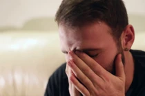 Đêm hôm cưới, vợ tôi vô tư ôm gối ngủ say sưa, còn cả nhà tôi thức trắng đêm