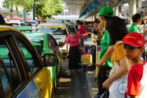 Thứ trưởng GTVT: Xử nghiêm taxi chèo kéo, ép giá tại sân bay Tân Sơn Nhất