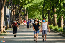 Hồ Gươm, hồ Tây trước và sau giờ cấm thể dục ngoài trời