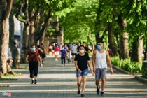 Hồ Gươm, hồ Tây trước và sau giờ cấm thể dục ngoài trời