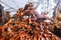 Lạ mắt những cây hoa gỗ tinh xảo giá hàng chục triệu đồng