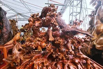 Lạ mắt những cây hoa gỗ tinh xảo giá hàng chục triệu đồng