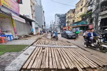 Dự án mở rộng phố Vũ Trọng Phụng rùa bò, dân Thủ đô khổ sở bắc cầu vào nhà 