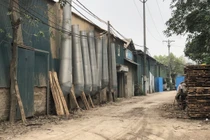 Cận cảnh hàng trăm công trình nhà xưởng lấn chiếm đất ngoài đê sông Hồng