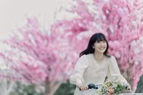 Gu ăn mặc bị chê kém của Hải Tú xuất trong MV Sơn Tùng M-TP