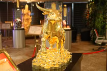 Hà Nội: Độc đáo trâu vàng nguyên khối nặng 20kg đón ngày vía Thần Tài