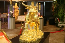 Hà Nội: Độc đáo trâu vàng nguyên khối nặng 20kg đón ngày vía Thần Tài