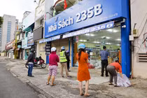 TP.HCM: Phụ huynh chạy khắp nơi tìm mua sách giáo khoa cho con