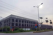 View - Cận cảnh công trình sát đường điện cao thế, cỏ mọc um tùm | Báo Tri thức và Cuộc sống - TIN TỨC PHỔ BIẾN KIẾN THỨC 24H