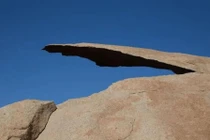 Tảng đá "nguy hiểm" nhất thế giới mỏng như miếng khoai tây chiên