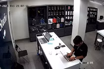 Nhân viên FPT Shop Láng Hạ nghi đánh cắp thông tin khách hàng: Vi phạm pháp luật sao?