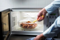 Lầm tưởng thức ăn nấu bằng lò vi sóng gây ung thư