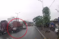 Video: Container chuyển làn ẩu đâm ngang hông ô tô chạy cùng chiều