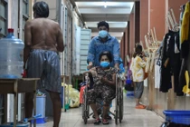 Rộ nhu cầu thuê F0 khỏi bệnh chăm sóc người mắc COVID-19