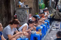 Phở Michelin ở Hà Nội, khách xếp hàng chờ, tự bê và ngồi vỉa hè thưởng thức