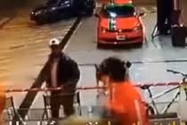 Tên cướp vung dao trấn lột chàng trai ngồi uống nước bên đường