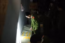 Đột kích bất ngờ, bắt giữ 1.500 cây thuốc lá nghi nhập lậu ở HN