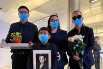 Gia đình nhận tro cốt của Phi Nhung