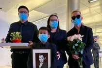 Gia đình nhận tro cốt của Phi Nhung