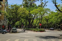 Hà Nội ngày nắng nóng gần 40 độ, vắng như mùng 1 Tết