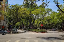 Hà Nội ngày nắng nóng gần 40 độ, vắng như mùng 1 Tết