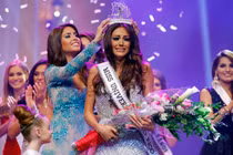 Hoa hậu bị tước vương miện: Sắc đẹp cần song hành với hình ảnh đẹp