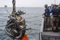 Indonesia tìm thấy một hộp đen của máy bay rơi số hiệu SJ-182